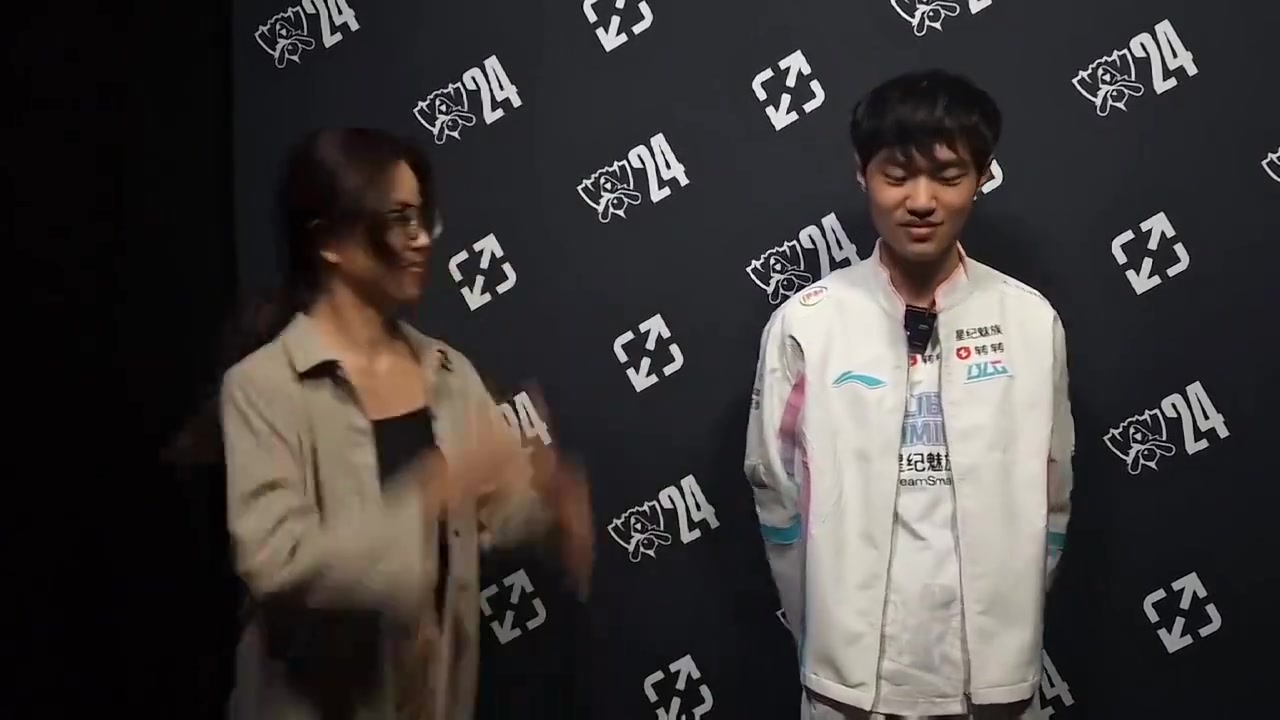 被拉扯麻了！Ashley Kang：我想收回麥克風(fēng)，knight以為我想碰拳