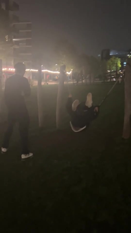 很輕松??！BLG分享倫敦S14決賽花絮：Bin、ON、Xun在玩蕩秋千??