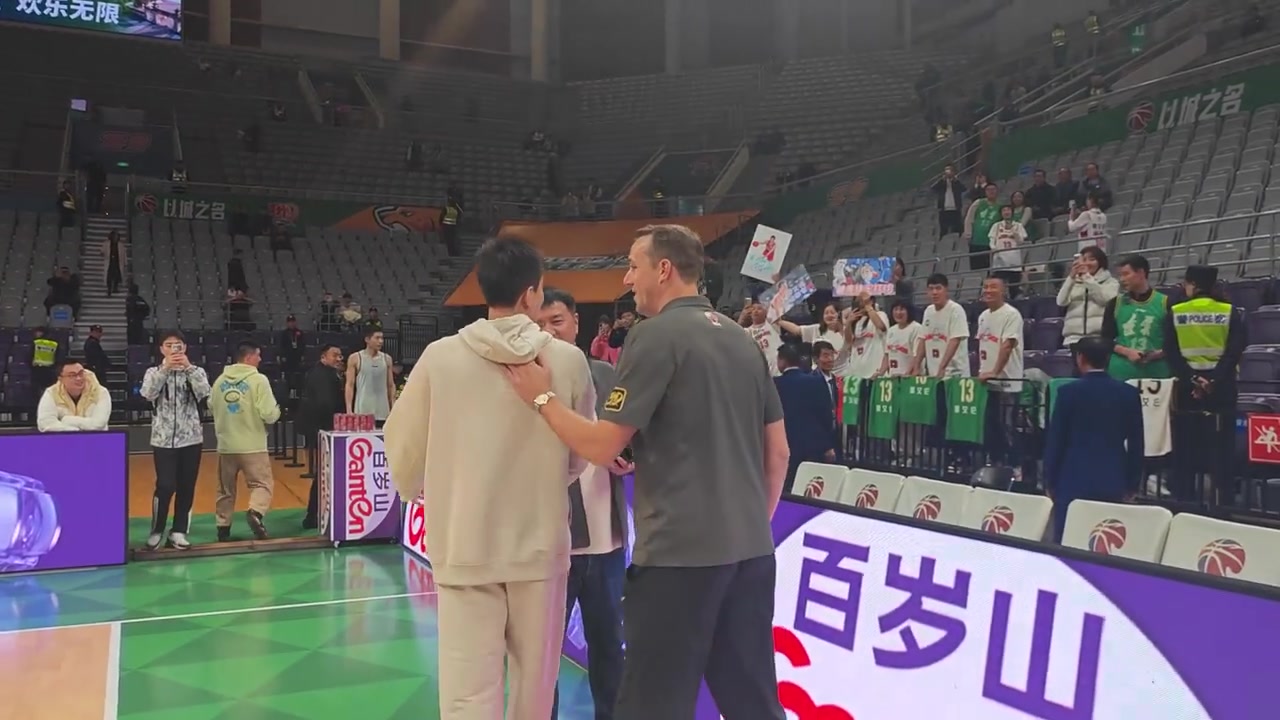 歡迎回家！郭艾倫早早來到球場 與遼寧球迷相互致意
