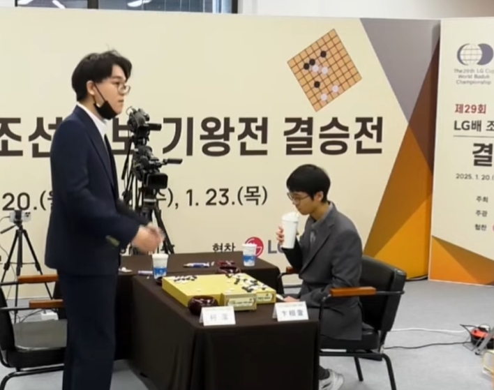 北青體育：柯潔和俞斌今日啟程回國，拒絕參加LG杯頒獎儀式