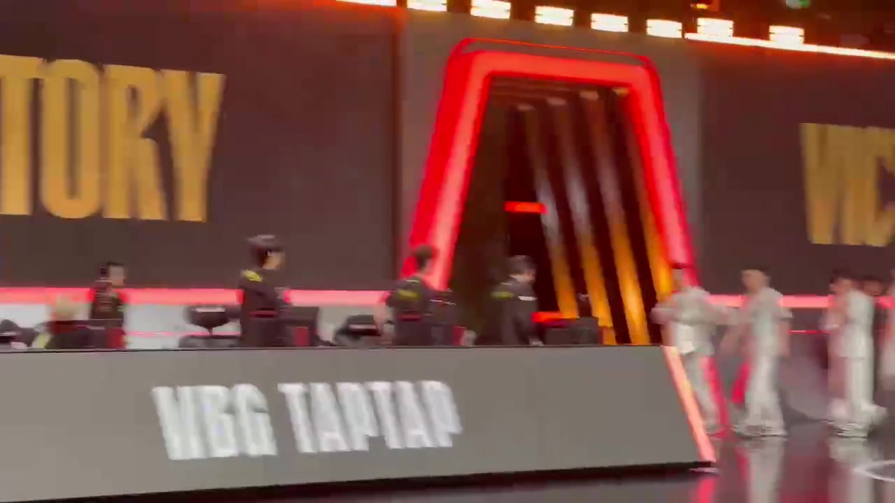 臺上毫無波瀾 臺下全體歡呼！Doinb和Tian碰拳 場下高聲歡呼