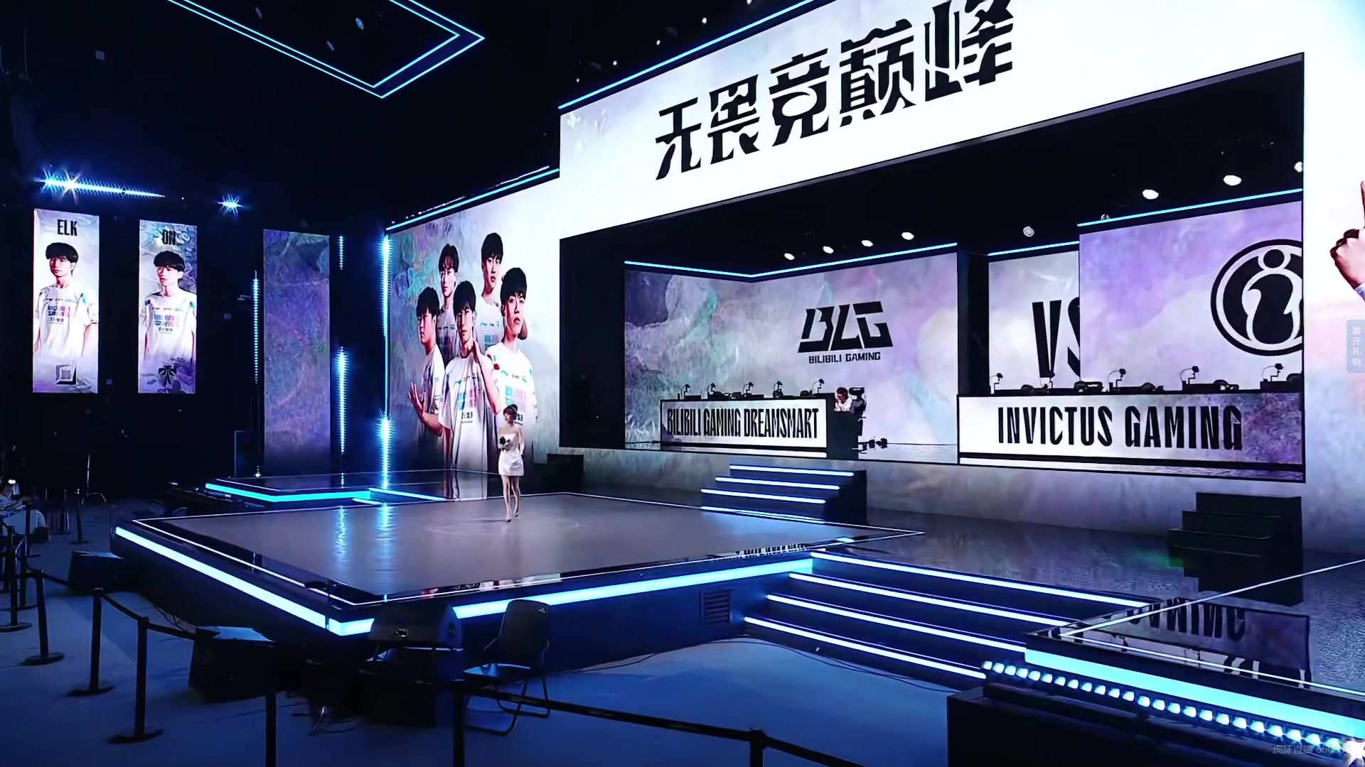 第二場(chǎng)女主持泱泱：淺色連衣短裙，吧友們覺(jué)得如何？